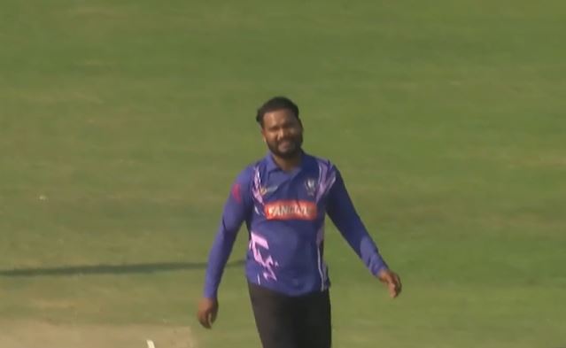 Debi Roy's 3 for 29 | Match 8