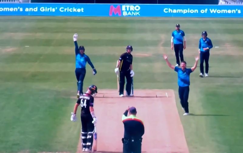 Gloucestershire vs Warwickshire: Ed Barnard's 3 for 16