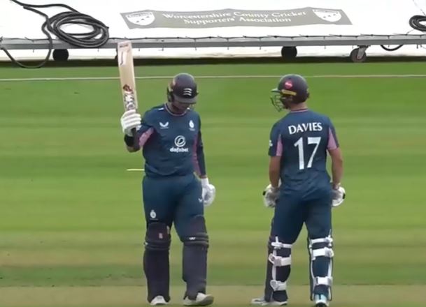Worcestershire vs Middlesex: Mark Stoneman's 75 off 37