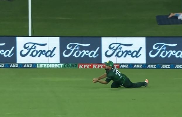 WOAH! Khushdil Shah's daring grab left Tim Seifert undone 