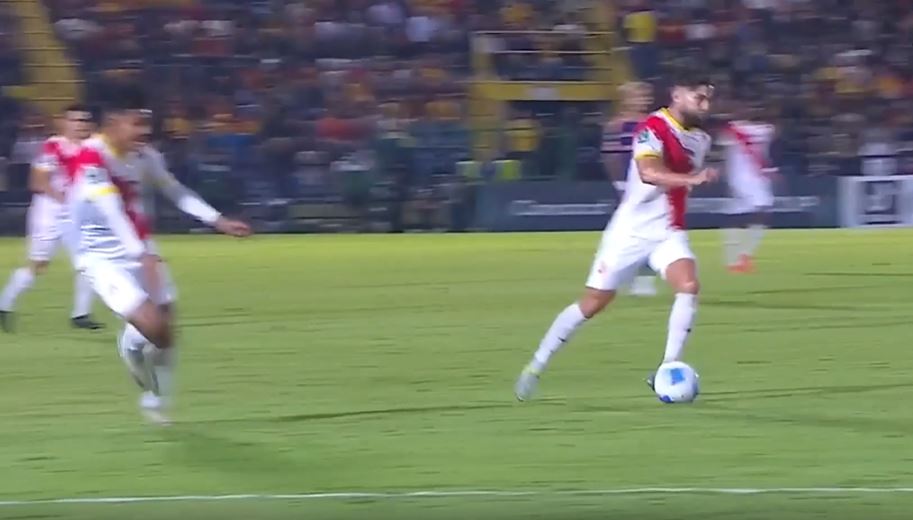 DECISIVE STRIKE! Elias Aguilar's amazing goal from 40 yards out