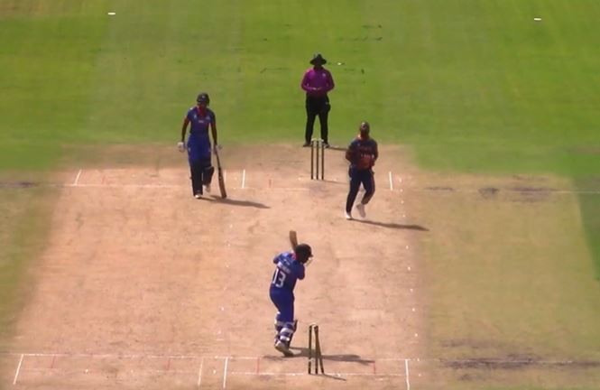 Knights vs Easterns: Sithembile Langa's 3 for 14