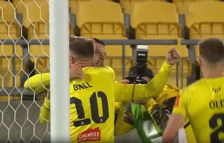 Wellington Phoenix hammer Macarthur 3-0